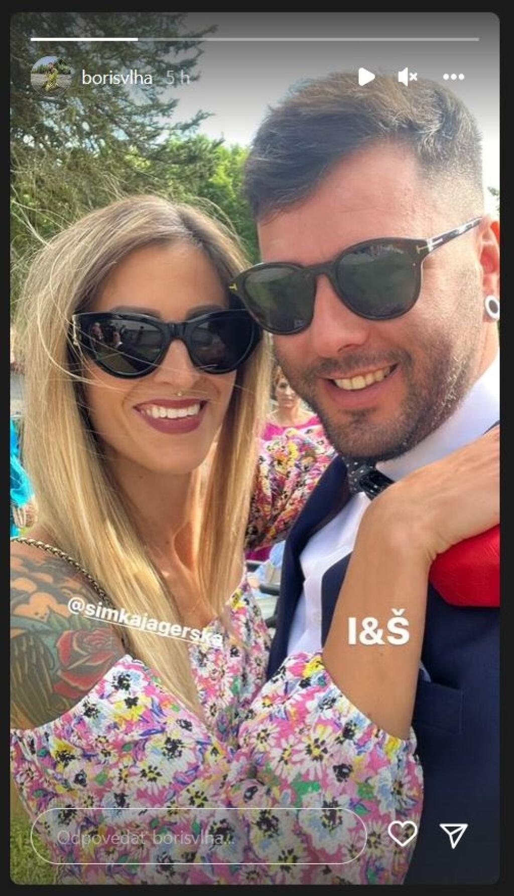Na svadbe nemohli chýbať Boris Vlha s partnerkou Simonou.