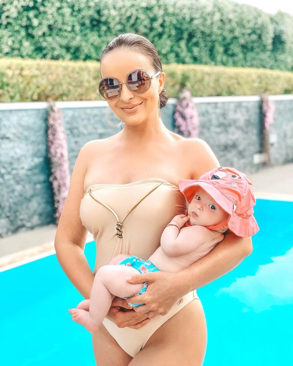 Partnerka Stanislava Lobotku Daniela Nízlová na začiatku roka porodila dcérku Lindu, ale nezabudla predviesť svojim fanúšikom sexi krivky.