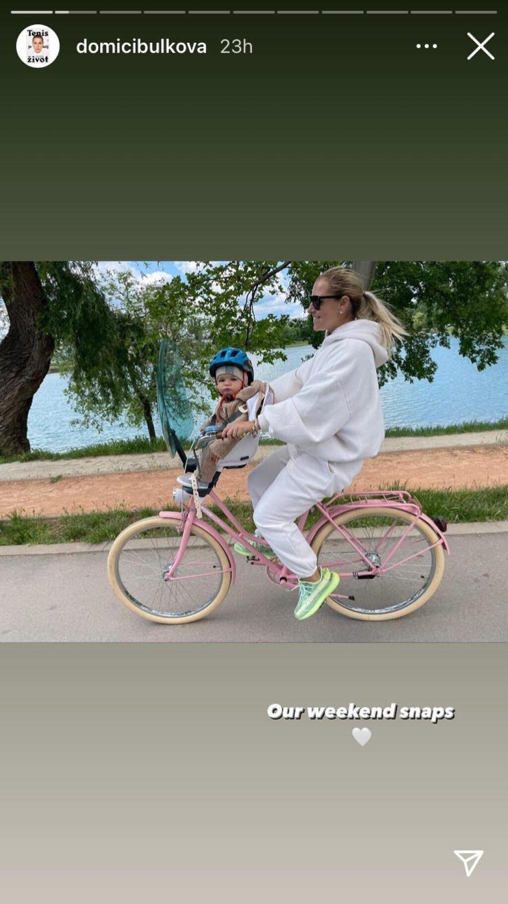 Po pôrode Cibulková často strieda auto s bicyklom, na ktorom sa vozí spolu s jej synčekom po Bratislave.