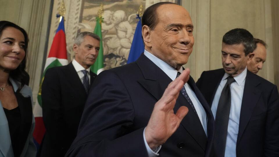 Na snímke uprostred predseda strany Forza Italia (FI) Silvio Berlusconi máva novinárom pred odchodom z prezidentského paláca po stretnutí s prezidentom Sergiom Mattarellom vrámci rokovania s lídrami politických strán v snahe zostaviť novú vládu v Ríme 21. októbra 2022.