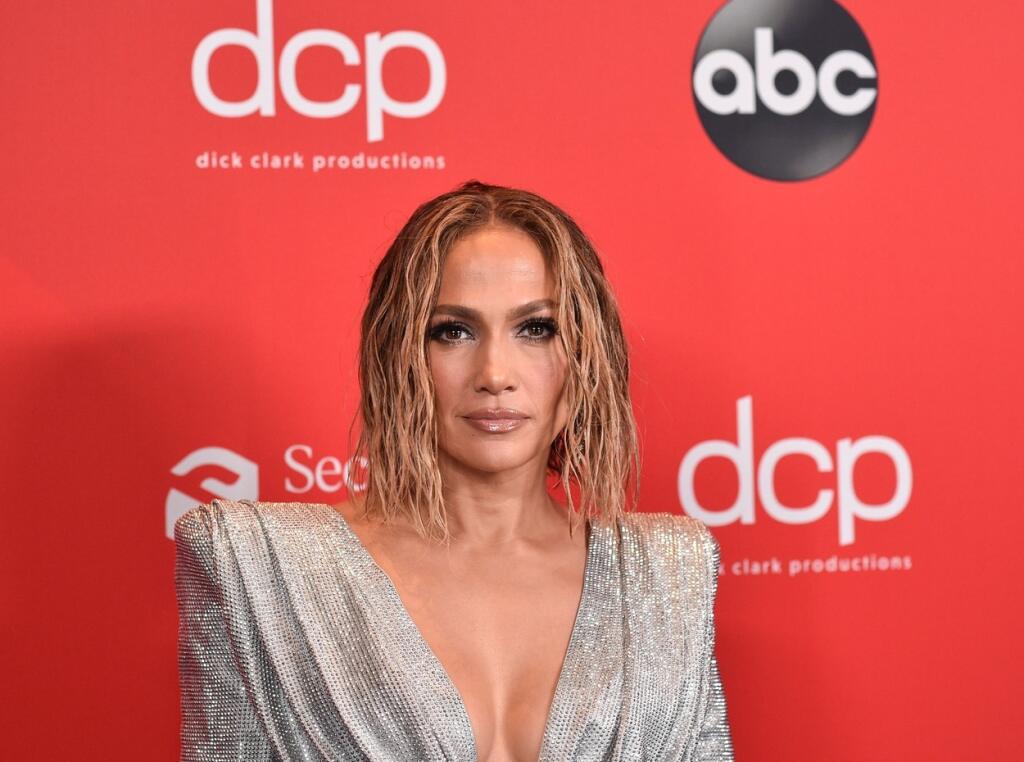 Jennifer Lopez zvolila účes s mokrým efektom.