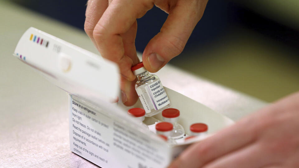 KK40 Haywards Heath - Na snímke fľaštičky s vakcínou proti koronavírusu, ktorú vyvinuli vedci z Oxfordskej univerzity v spolupráci s farmaceutickou spoločnosťou AstraZeneca 2. januára 2021 v britskom meste Haywards Heath. FOTO TASR/AP
Doses of the COVID-19 vaccine developed by Oxford University and U.K.-based drugmaker AstraZeneca are checked as they arrive at the Princess Royal Hospital in Haywards Heath, England, Saturday Jan. 2, 2021. The UK has 530,000 doses available for rollout from Monday