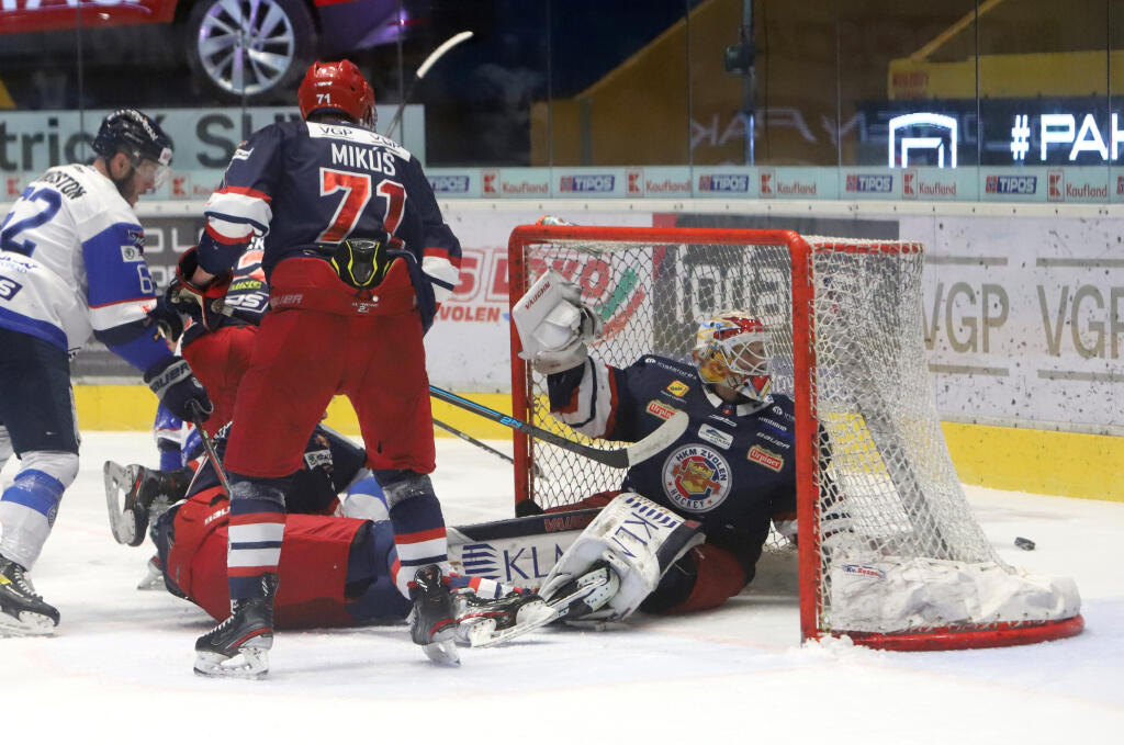 Na snímke zľava Juraj Mikúš (Zvolen) a brankár Zvolena Robin Rahm v piatom zápase finále Kaufland Play off Tipos extraligy v hokeji HKM Zvolen - HK Poprad vo Zvolene 6. mája 2021. FOTO TASR - Ján Krošlák