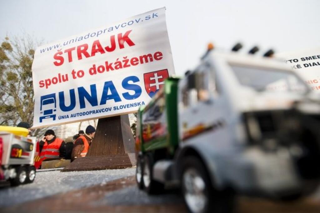 Protest dopravcov združených v Únii autodopravcov Slovenska (UNAS) pred Úradom vlády, na ktorom sa stretlo okolo 150 úèastníkov 2. februára 2010 v Bratislave. FOTO TASR - Tomáš Halász