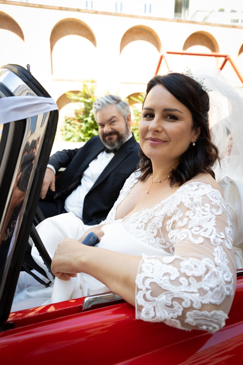 Petra ako nevesta, ktorá sa vydáva za profesora, ktorého hrá Samo Trnka.