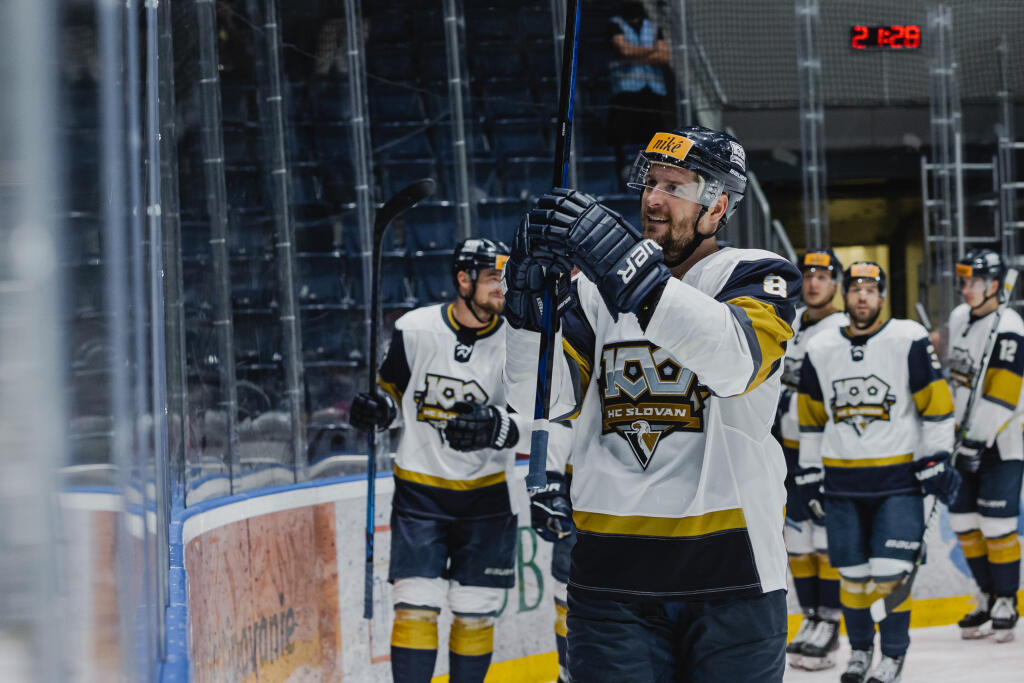 Na snímke radosť hráčov Slovana po skončení zápasu 1.kola Tipos Extraligy 2021/2022 medzi HC Slovan Bratislava a HK Dukla Trenčín.