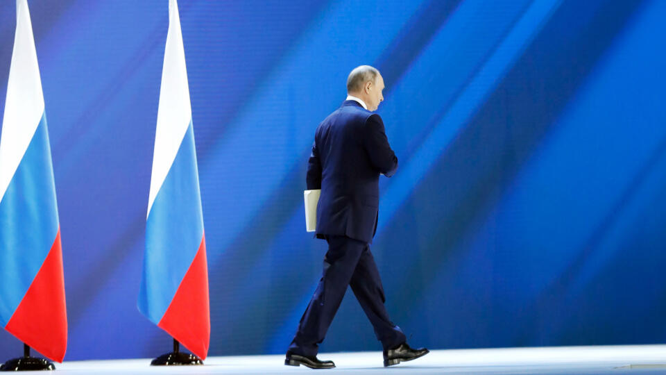 WA 34 Moskva - Ruský prezident Vladimir Putin odchádza po tom, čo vystúpil pred oboma komorami parlamentu s každoročnou správou o stave krajiny v Moskve v stredu 21. apríla 2021. FOTO TASR/AP
Russian President Vladimir Putin walks to give his annual state of the nation address in Manezh, Moscow, Russia, Wednesday, April 21, 2021. Putin's state-of-the-nation speech comes amid a new surge in tensions with the West over a Russian troop buildup near the border with Ukraine and a hunger strike by j