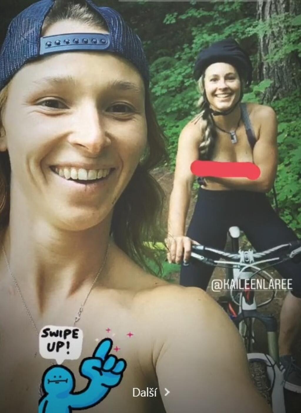 Česká snowboardistka Šárka Pančochová si so sexi snúbenicou Kaileenou Lare povedali, že si z obyčajnej bicyklovačky v lesoch spravia neobyčajnú. V oregonských kopcoch sa premávali s holými prsiami.