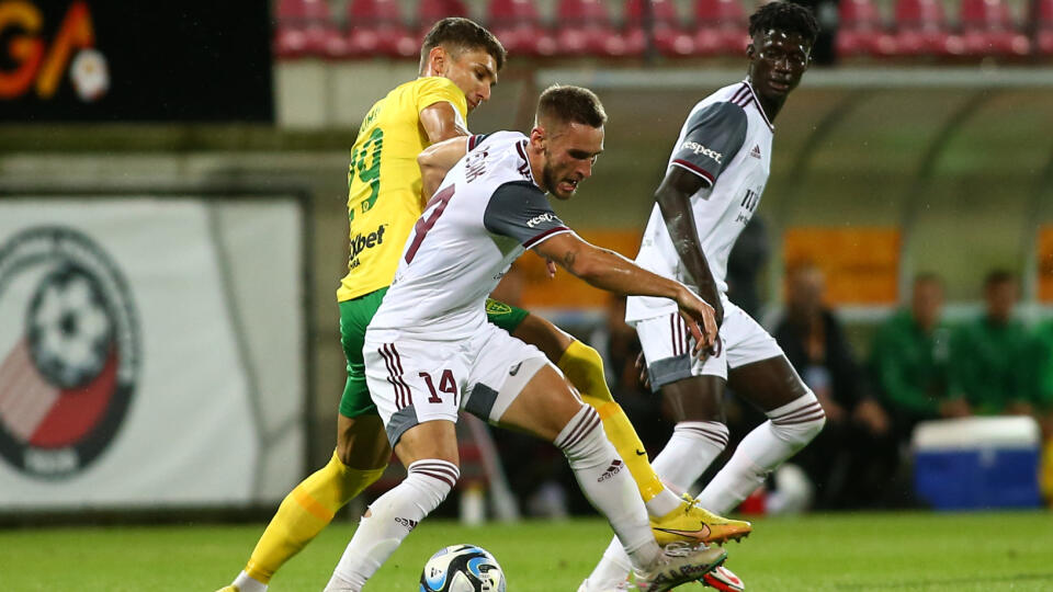 Na snímke zľava Dávid Ďuriš (Žilina), Matej Grešák (Podbrezová) a Mahmudu Bajo (Podbrezová) v súboji o loptu v zápase 2. kola futbalovej Niké ligy FK Železiarne Podbrezová - MŠK Žilina.