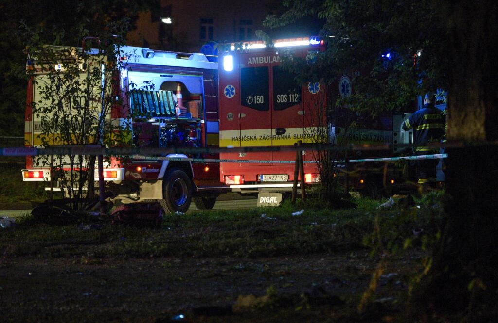 Na bratislavskej Zochovej ulici narazilo v nedeľu krátko po 22.15 h auto do zastávky mestskej hromadnej dopravy (MHD). Nehoda si podľa doterajších informácií vyžiadala štyroch mŕtvych a sedem zranených. Na snímke príslušníci Hasičského a záchranného zboru zasahujú pri dopravnej nehode na Zochovej ulici 2. októbra 2022 v Bratislave. FOTO TASR - Pavol Zachar