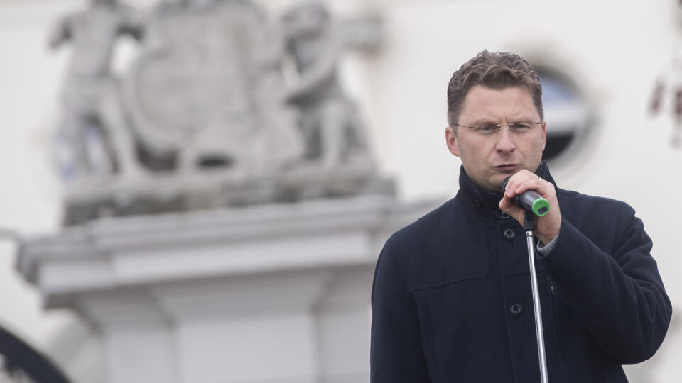 Na snímke predseda Lekárskeho odborového združenia (LOZ) Peter Visolajský reční počas protestného zhromaždenia Lekárskeho odborového združenia - Zachráňme zdravotníctvo na Námestí Slobody v Bratislave 17. novembra 2022. FOTO TASR - Martin Baumann