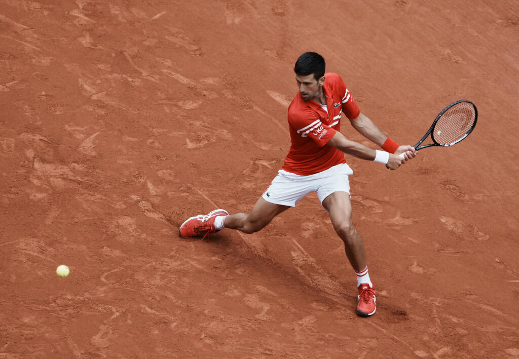 JB 53 Paríž - Srbský tenista Novak Djokovič odvracia loptičku Ričardasovi Berankisovi z Litvy v 3. kole dvojhry na grandslamovom turnaji Roland Garros v Paríži 5. júna 2021. FOTO TASR/AP
Serbia's Novak Djokovic plays a return to Lithuania's Ricardas Berankis during their third round match on day 7, of the French Open tennis tournament at Roland Garros in Paris, France, Saturday, June 5, 2021. (AP Photo/Thibault Camus)