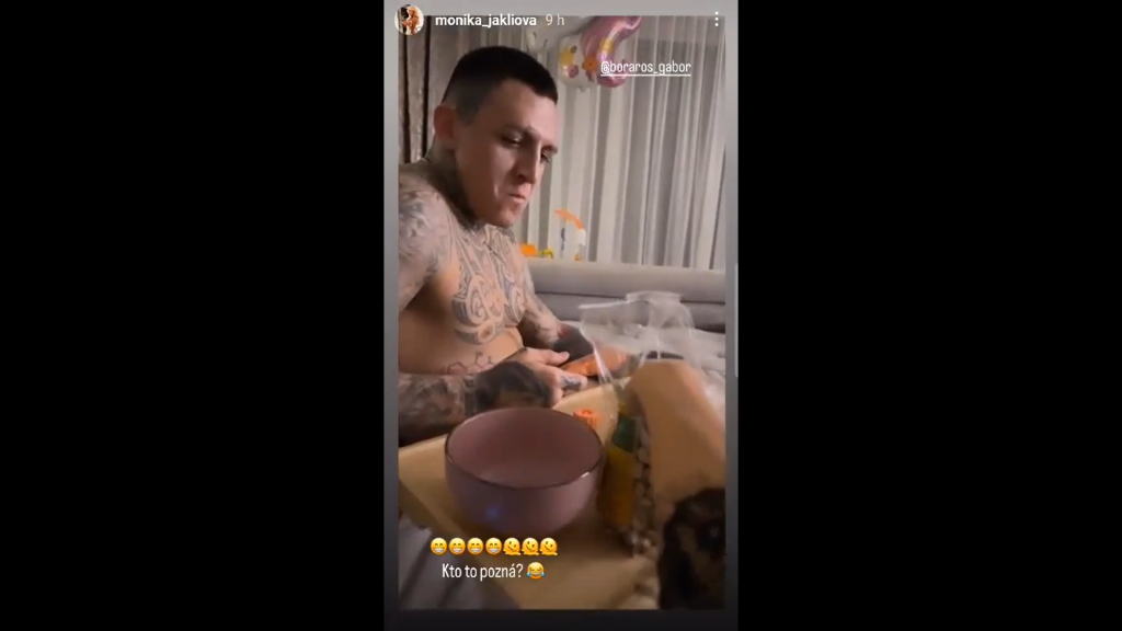 Monika ho rušila a tak ju musel zastaviť. Nič totiž v telke nemohol počuť. Takto sa párik ale iba doberal.
