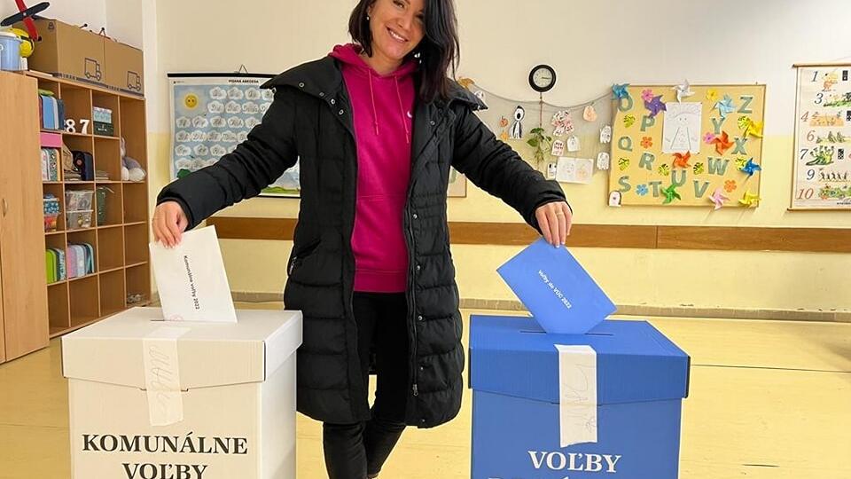 Jana Bittó Cigániková vo volebnej miestnosti.