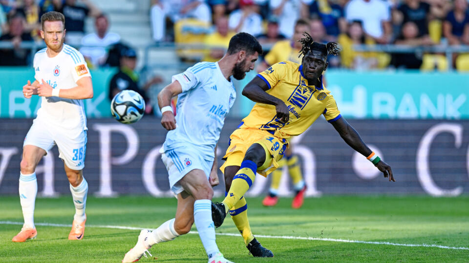 Na snímke sprava hráč DAC Fernand Bi Irie Goure a hráči Slovana Guram Kashia a Lucas Lovat v zápase 7. kola Niké ligy vo futbale FC DAC 1904 Dunajská Streda - ŠK Slovan Bratislava v Dunajskej Strede v nedeľu 17. septembra 2023. FOTO TASR - Edmund Örzsik