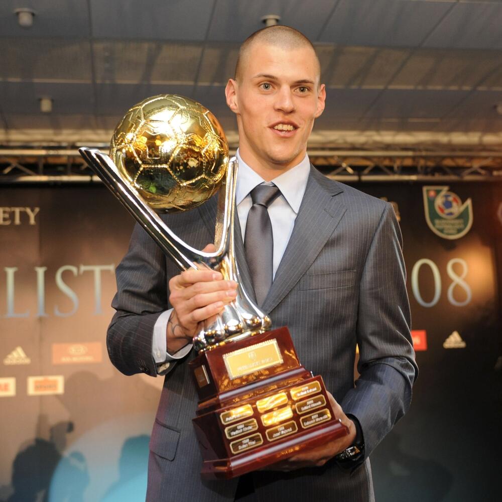 Martin Škrtel s výhernou trofejou v ankete Futbalista roka v roku 2008.
