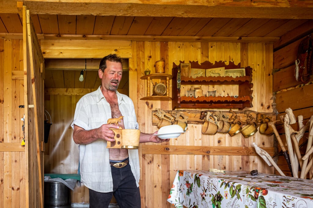 Na snímke  bača Miroslav Potanecký na salaši pod končiarmi Vysokých Tatier neďaľeko obce Hybe.