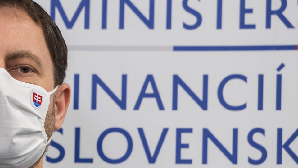 Na snímke minister financií Eduard Heger počas brífingu s novinármi v pondelok 1. februára 2021 v Bratislave. FOTO TASR - Martin Baumann