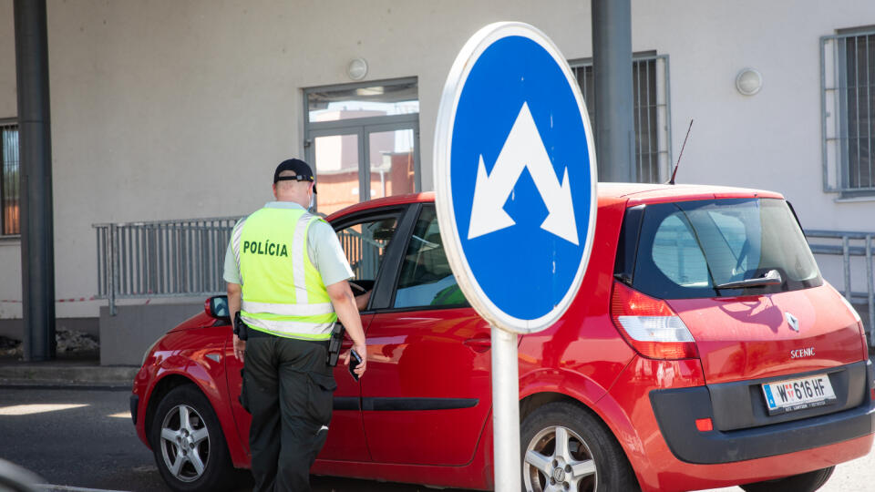 Júlovú vyhlášku napadla na ÚS opozičná strana Smer-SD s tým, že podľa nej takýto právny predpis diskriminuje nezaočkovaných v uplatňovaní ich ústavného práva na slobodu pohybu a pobytu a práva na slobodný vstup na územie SR.