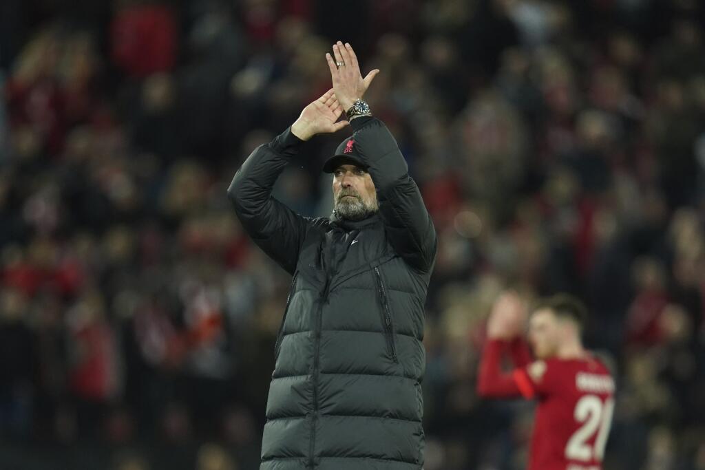 Na snímke tréner Liverpoolu Jürgen Klopp tlieska fanúšikom po víťazstve v prvom zápase semifinále Ligy majstrov vo futbale FC Liverpool - FC Villarreal (2:0) v Liverpoole 27. apríla 2022.