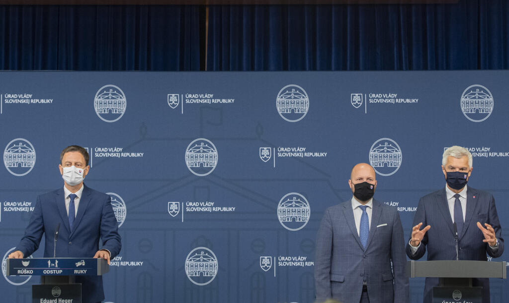 Premiér Eduard Heger, minister obrany SR Jaroslav Naď (obaja OĽaNO) a minister zahraničných vecí a európskych záležitostí SR Ivan Korčok (nominant SaS) počas brífingu 31. augusta 2021 v Bratislave
