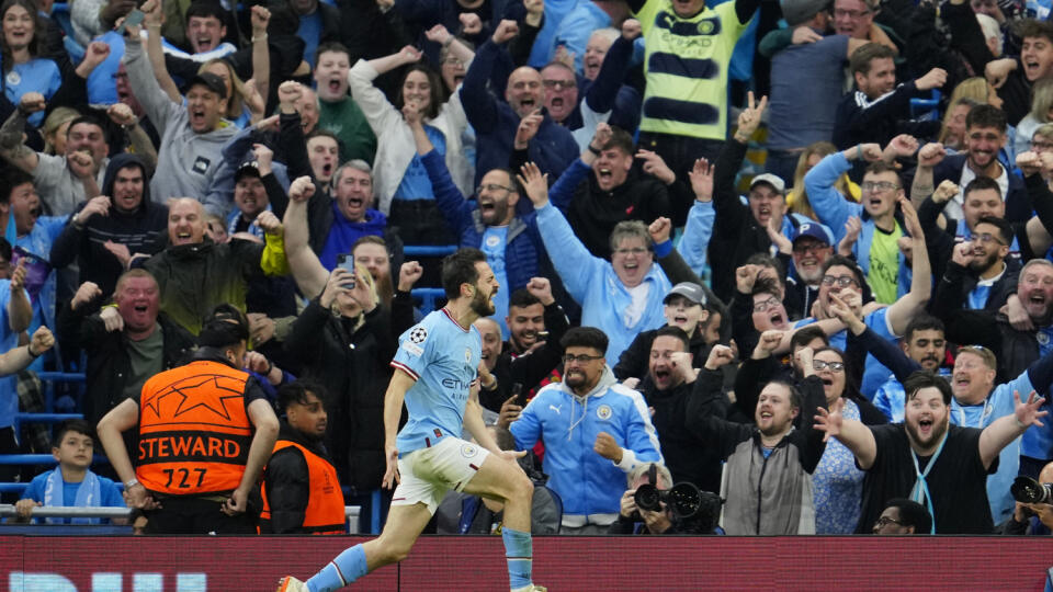 EBE 53 Manchester - Na snímke uprostred portugalský stredopoliar Manchestru Bernardo Silva oslavuje svoj druhý gól v odvete semifinále Ligy majstrov vo futbale Manchester City - Real Madrid na štadióne Etihad v Manchestri v Anglicku v stredu 17. mája 2023. FOTO TASR/AP
Manchester City's Bernardo Silva, center, celebrates after scoring his side's second goal during the Champions League semifinal second leg soccer match between Manchester City and Real Madrid at Etihad stadium in Manchester, Engl