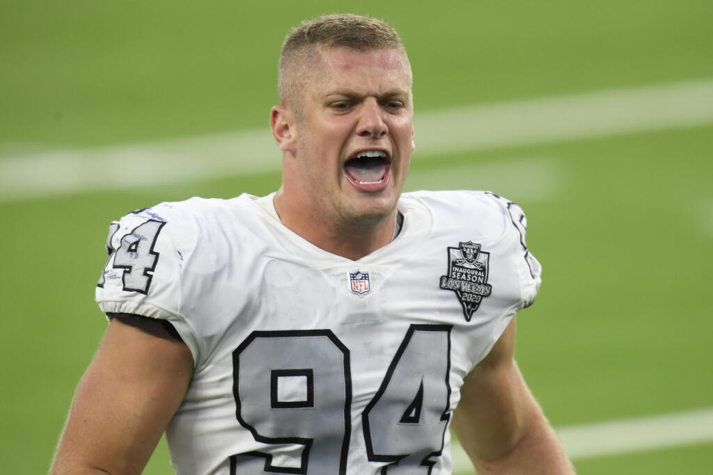 Carl Nassib (USA) - Hráč amerického futbalu a opora tímu Las Vegas Raiders sa vôbec ako prvý hráč najprestížnejšej ligy amerického futbalu NFL priznal k tomu, že je homosexuál. Za svoje slová si vyslúžil obrovskú pochvalu a mnohí jeho čin ocenili, že sa nebál otvorene priznať k náklonnosti k opačnému pohlaviu.