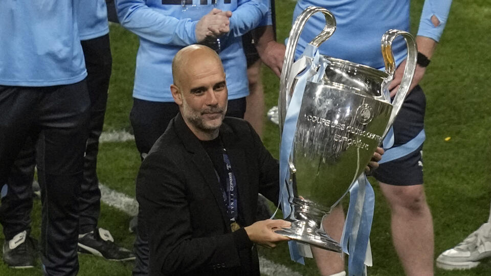 WA 130 Istanbul - Tréner Manchestru City Pep Guardiola pózuje s trofejou po výhre 1:0 vo finálovom zápase Ligy majstrov Manchester City - Inter Miláno na Atatürkovom olympijskom štadióne v Istanbule v sobotu 10. júna 2023. Hráči City získali najcennejšiu klubovú trofej na kontinente prvýkrát v histórii. Víťazný gól strelil Rodri v 68. minúte. Hráči City tak po prvenstve v Premier League a domácom FA Cupe skompletizovali tohtosezónne treble. FOTO TASR/AP
Manchester City's head coach Pep Guard