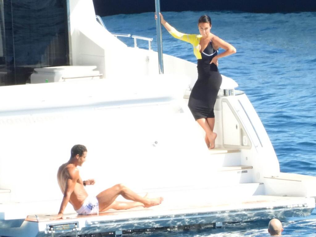 Krásna Georgina všetko kontrolovala. Paparrazov a aj kupajúceho sa Ronalda. Neskôr zhodila oblečenia aj ona.