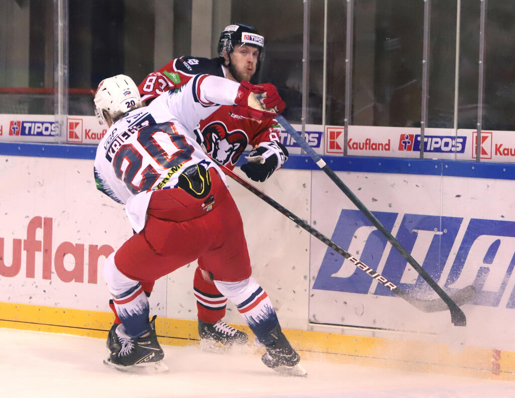 Na snímke zľava Peter Kriger (Zvolen) a Victor Björkung (Banská Bystrica) počas 28. kola Tipos extraligy HC ‘05 Banská Bystrica - HKM Zvolen v Banskej Bystrici 21. decembra 2021. FOTO TASR - Ján Krošlák