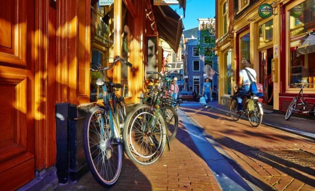 Amsterdam nespí. Objavil nočnú ekonomiku
