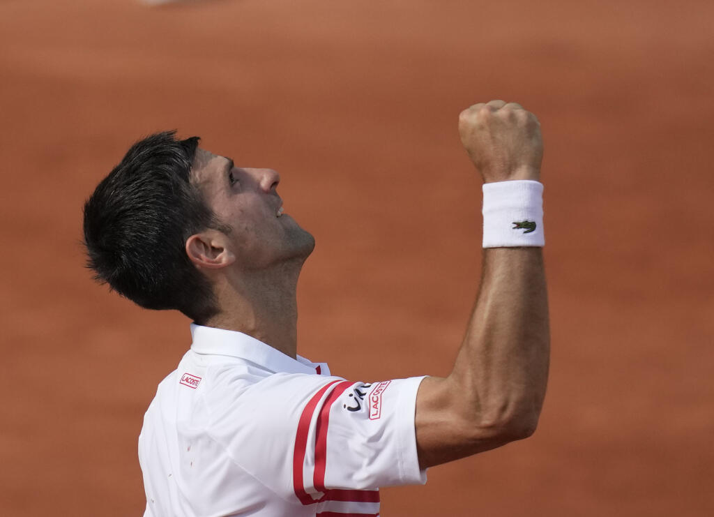 EBE 33 Paríž - Na snímke srbský tenista Novak Djokovič oslavuje víťazstvo 6:3, 6:2, 6:4 v zápase proti Uruguajčanovi Pablovi Cuevasovi v 2. kole dvojhry mužov na grandslamovom turnaji Roland Garros v Paríži 3. júna 2021. FOTO TASR/AP
Serbia's Novak Djokovic celebrates after defeating Uruguay's Pablo Cuevas in their second round match on day 5, of the French Open tennis tournament at Roland Garros in Paris, France, Thursday, June 3, 2021. (AP Photo/Christophe Ena)