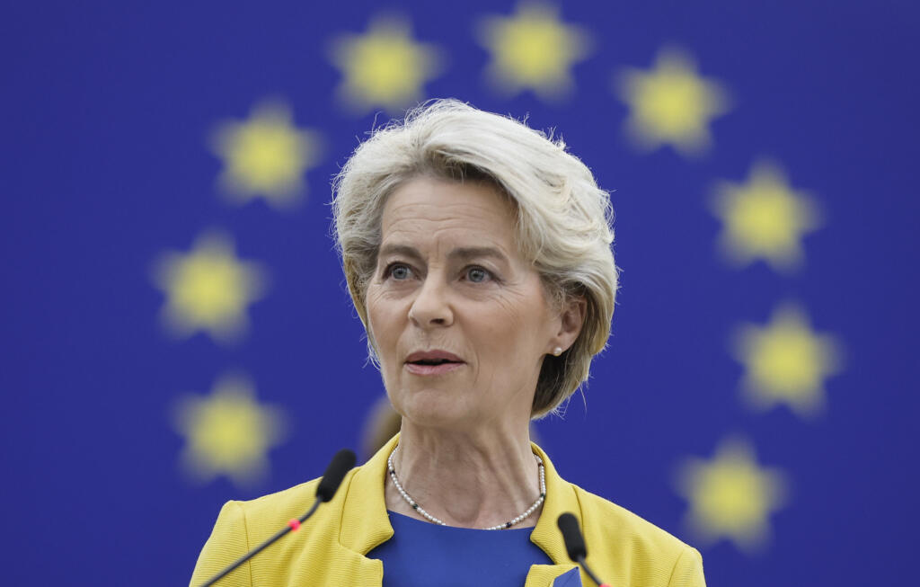 KK13 Štrasburg - Predsedníčka Európskej komisie (EK) Ursula von der Leyenová hovorí o Ukrajine na pôde Európskeho parlamentu 14. septembra 2022 v Štrasburgu. Ursula von der Leyenová v stredu o 09.00 h začala na pôde Európskeho parlamentu v Štrasburgu v poradí už svoju tretiu správu o stave Európskej únie. FOTO TASR/AP
European Commission President Ursula von der Leyen gestures as she speaks on Ukraine at the European Parliament in Strasbourg, eastern France, Wednesday, Sept. 14, 2022. (AP Photo/