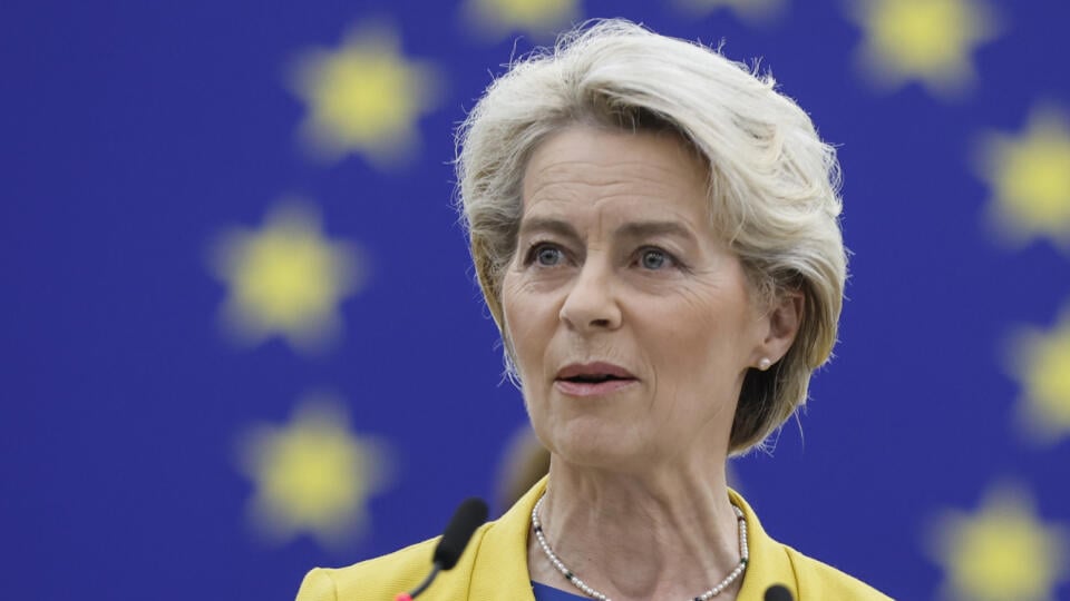 KK13 Štrasburg - Predsedníčka Európskej komisie (EK) Ursula von der Leyenová hovorí o Ukrajine na pôde Európskeho parlamentu 14. septembra 2022 v Štrasburgu. Ursula von der Leyenová v stredu o 09.00 h začala na pôde Európskeho parlamentu v Štrasburgu v poradí už svoju tretiu správu o stave Európskej únie. FOTO TASR/AP
European Commission President Ursula von der Leyen gestures as she speaks on Ukraine at the European Parliament in Strasbourg, eastern France, Wednesday, Sept. 14, 2022. (AP Photo/