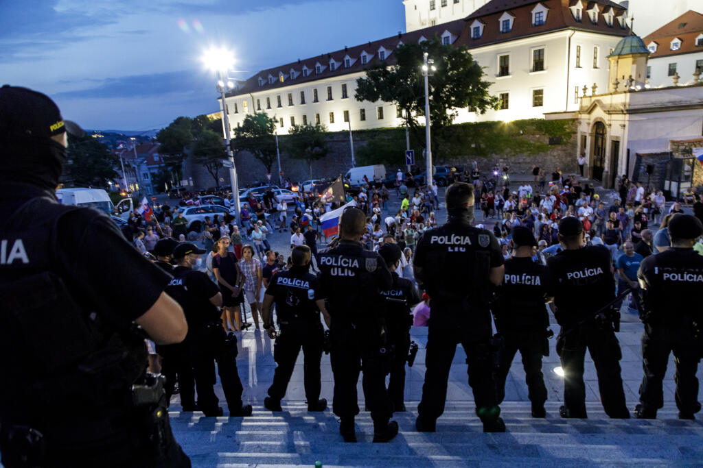 Pred Národnou radou (NR) SR v Bratislave pokračuje protest proti opatreniam v súvislosti s pandémiou nového koronavírusu 24. júla 2021 v Bratislave. Ľudí je však menej ako popoludní, situácia je pokojnejšia. FOTO TASR - Dano Veselský