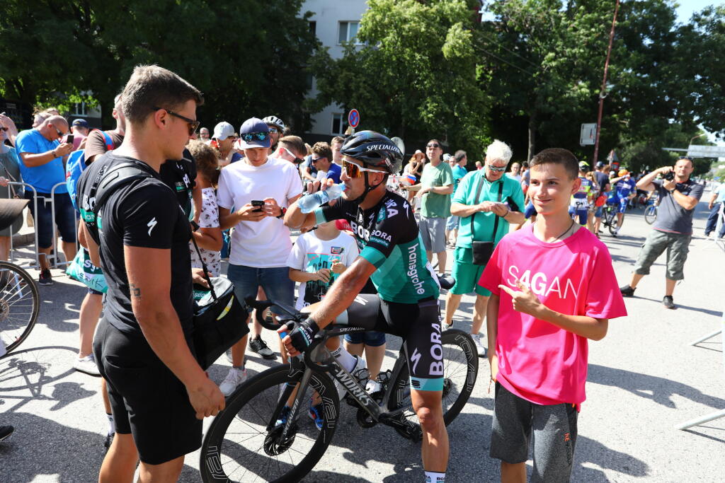 "Čo tu robíte? Tu nemáte čo robiť, okamžite choďte za železné bariéry," odohnal fanúšikov z priestorov, ktoré boli vyhradené pre akreditované osoby.