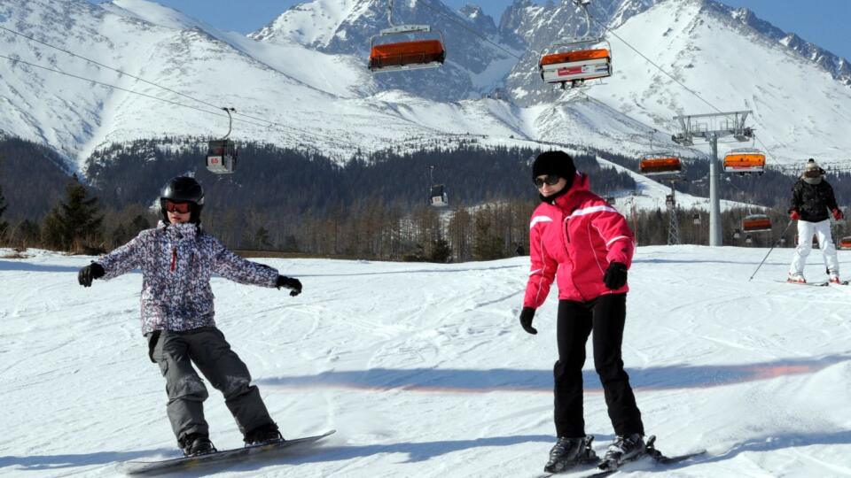 Lyžiarske stredisko v Tatranskej Lomnici neustále rozširuje svoje služby. Pribudli nová zjazdovka a parkovacie miesta. Vľavo hore pod Lomnickým štítom je Lomnické sedlo a najvyššie položenou zjazdovkou na Slovensku, vpravo je Kežmarský štít. Snímka je z 12. marca 2012. FOTO TASR – Milan Kapusta