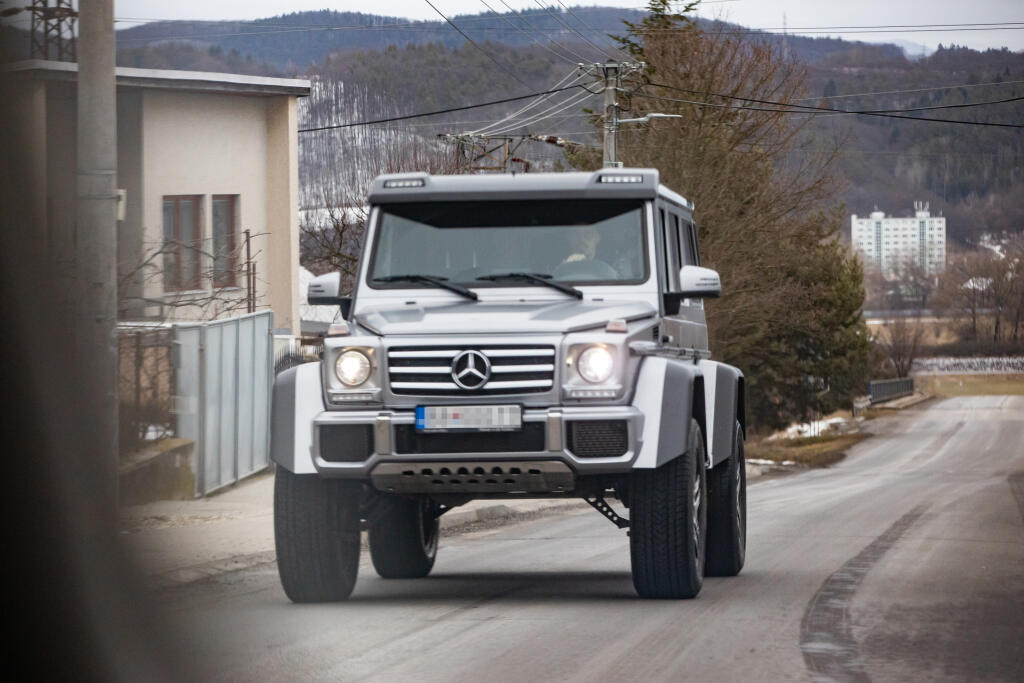 Hamšíkov Mercedes-Benz G 500 4x4² je najnovším prírastkom do jeho garáže. Cena G-čka v extrémnej verzii G 500 4x4² štartovala na našom trhu s cenovkou od 226-tisíc €.