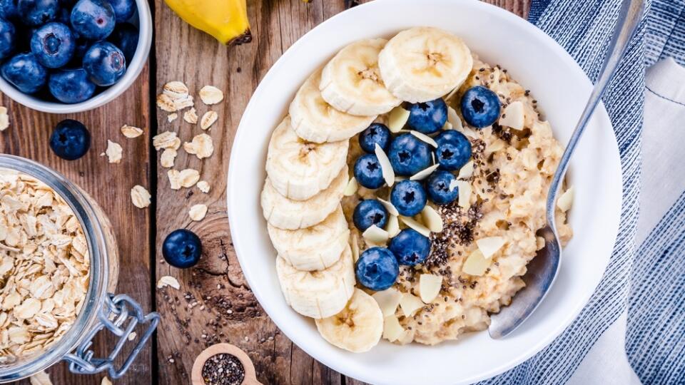 Breakfast:,Oatmeal,With,Bananas,,Blueberries,,Chia,Seeds,And,Almonds.,Top