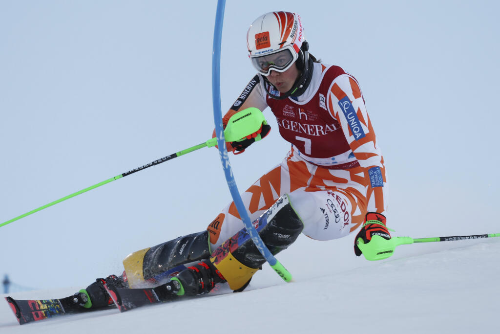 PK 1 Levi - Slovenská lyžiarka Petra Vlhová počas prvého kola slalomu žien Svetového pohára v alpskom lyžovaní vo fínskom Levi 20. novembra 2022. FOTO TASR/AP
Slovakia's Petra Vlhova speeds down the course during an alpine ski, women's World Cup slalom, in Levi, Finland, Sunday, Nov. 20, 2022. (AP Photo/Alessandro Trovati)