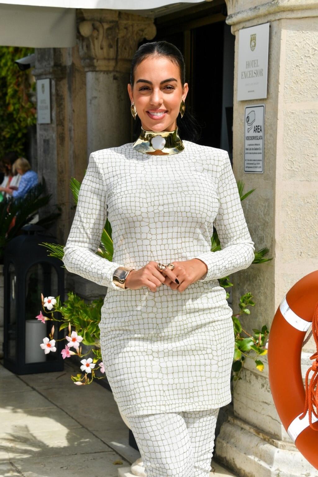 V kostýme priam žiarila. Zlatý náhrdelník si však nezabudla vziať ani tentokrát. Aj sama na sebe totiž asi vidí, že jej dodáva na majestátnosti.