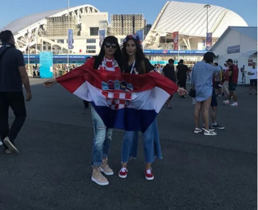 Livakovič sa môže okrem manželky pochváliť aj krásnou mamou (vľavo), z ktorej sa podlomia nohy nejednému fanúšikovi. Manuela Skoblarová na svoj vek vyzerá úžasne.