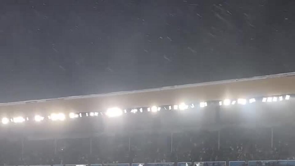 VIDEO Fíni sú už tiež doma: Zlatí hokejisti si užili oslavy na zasneženom futbalovom štadióne!