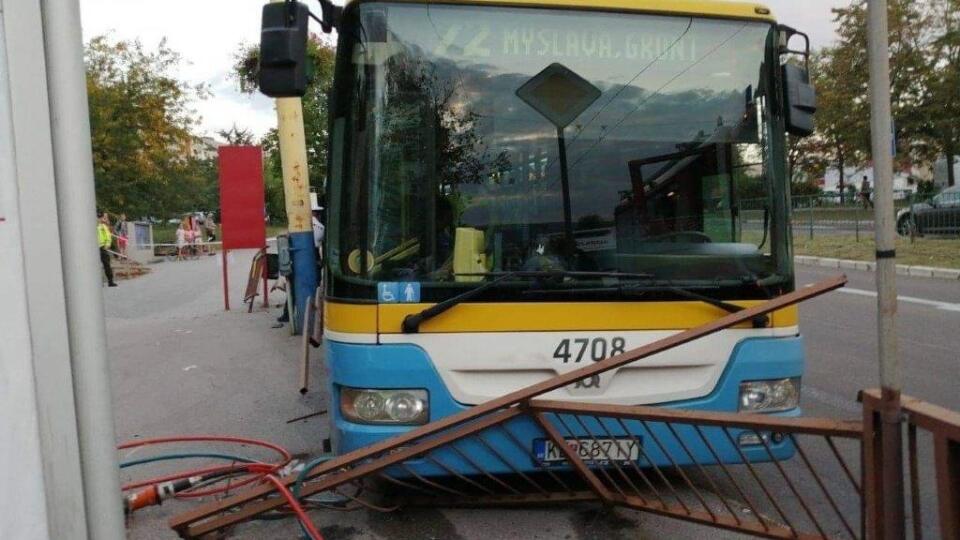 Bolo šťastím, že vozidlo narazilo do stĺpa, lebo ináč by boli následky nehody tragické, keďže k udalosti došlo na strmom kopci na okraji Furče.