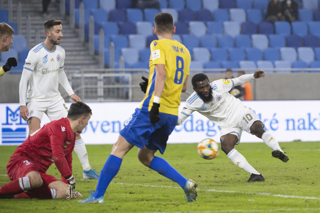 Na snímke vpravo Ibrahim Rabiu (Slovan) strieľa gól v zápase 18. kola Fortuna ligy vo futbale ŠK Slovan Bratislava - FC DAC 1904 Dunajská Streda 7. decembra 2019 v Bratislave. FOTO TASR - Pavel Neubauer