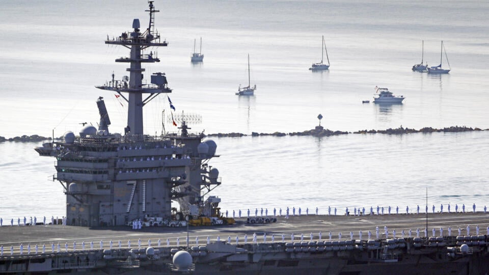 WA 29 archív San Diego - Na archívnej snímke z 9. júla 2020 americká lietadlová loď USS Theodore Roosevelt. Pátracie tímy v piatok 11. decembra 2020 prečesávali oceán pri pobreží Kalifornie po tom, čo z americkej lietadlovej lode USS Theodore Roosevelt pravdepodobne vypadol námorník, informovala agentúra AP. Pátranie sa začalo vo štvrtok ráno po tom, čo stráž spozorovala vo vode niečo,