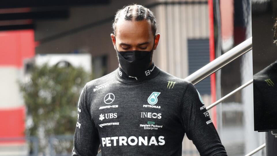 Hamilton zažíva najhorší štart do sezóny za celé roky.