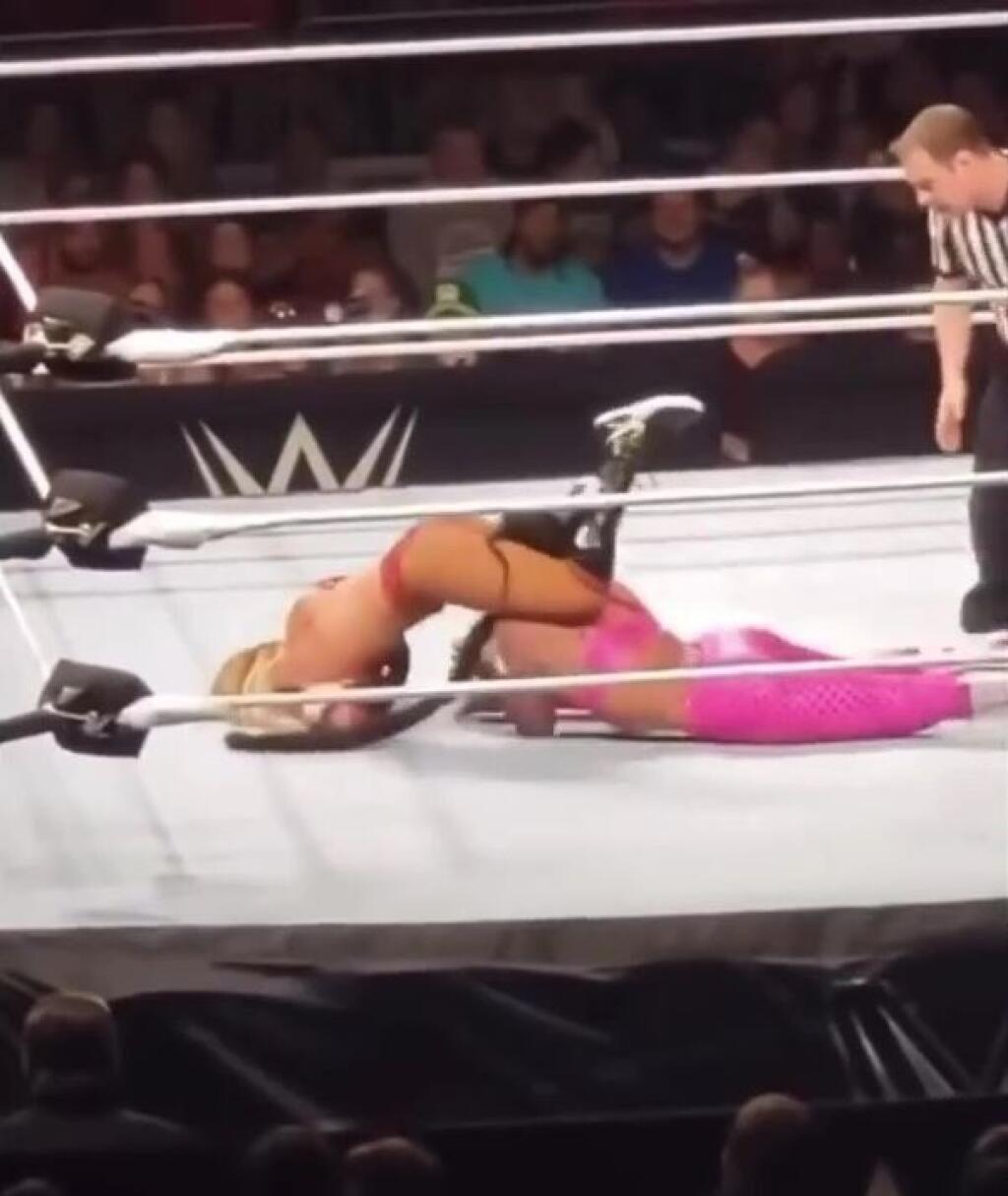 Takto sa roztrhla wrestlingovej bojovníčke Carmelle počas zápasu podprsenka.