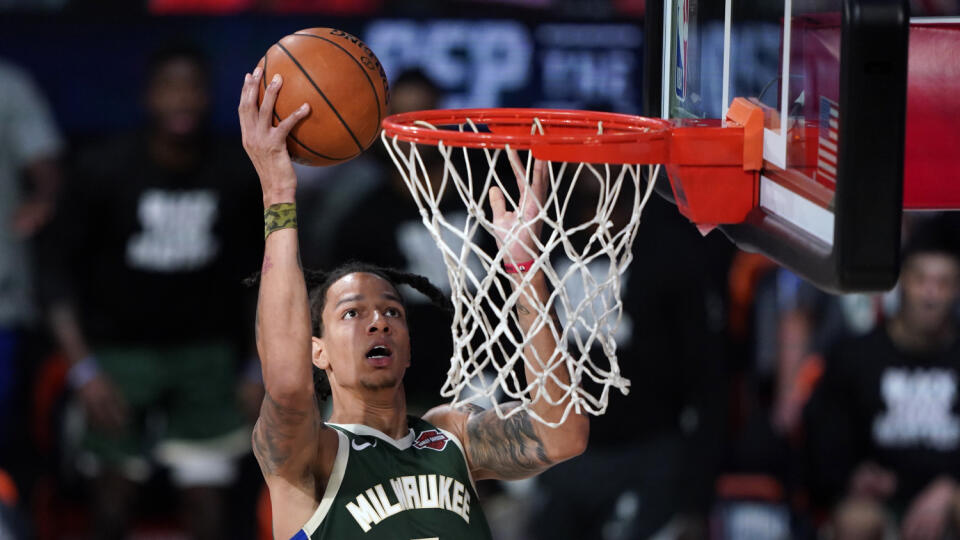 JB 5 Lake Buena Vista - Hráč Milwaukee Bucks D.J. Wilson strieľa na kôš proti Washingtonu Wizards v basketbalovom zápase zámorskej NBA v Lake Buena Vista 11. augusta 2020. FOTO TASR/AP

Milwaukee Bucks' D.J. Wilson (5) drops in a basket during the first half of an NBA basketball game against the Washington Wizards, Tuesday, Aug. 11, 2020, in Lake Buena Vista, Fla. (AP Photo/Ashley Landis, Pool)