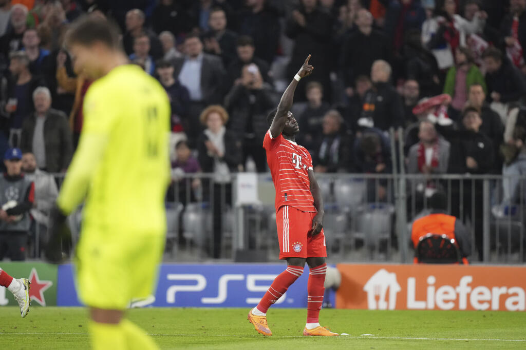 EBE 28 Mníchov - Na snímke vpravo senegalský hráč Bayernu Sadio Mané oslavuje svoj gól a tretí mužstva, vľavo prekonaný slovenský brankár Plzne Marián Tvrdoň v zápase C-skupiny 3. kola skupinovej fázy Ligy majstrov vo futbale Bayern Mníchov - Viktoria Plzeň v Mníchove 4. októbra 2022. FOTO TASR/AP
Bayern's Sadio Mane celebrates after scoring the third goal against Pizen during the Champions League group C soccer match between Bayern Munich and Viktoria Plzen in Munich, Germany, Tuesday, Oct. 4